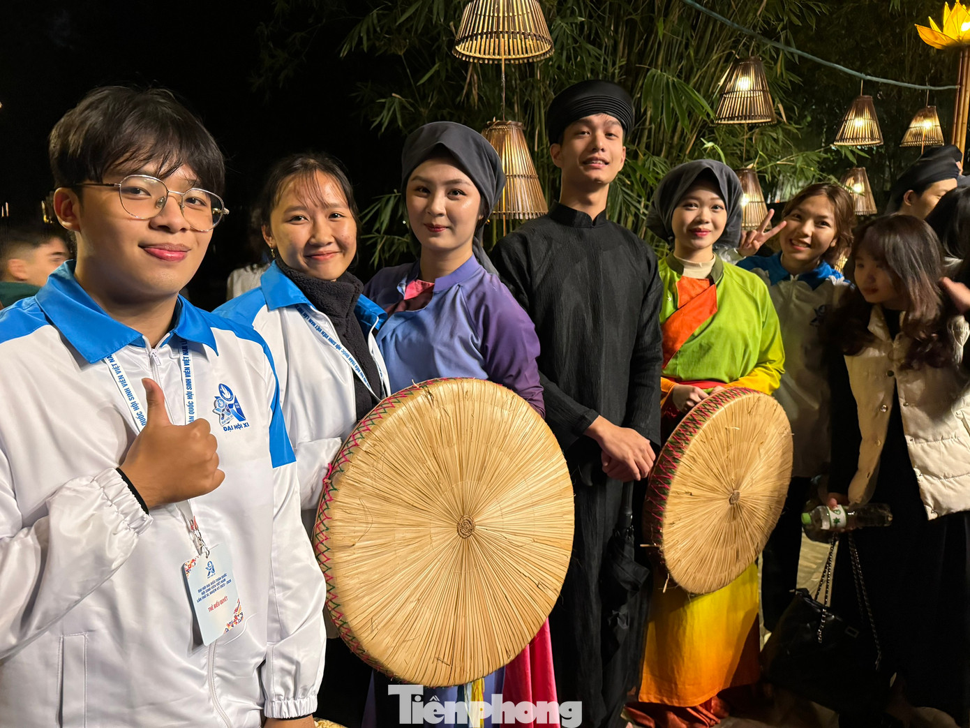 Sau khi chương trình kết thúc, các đại biểu chụp ảnh lưu niệm với dàn diễn viên không chuyên của chương trình Tinh hoa Bắc Bộ.
