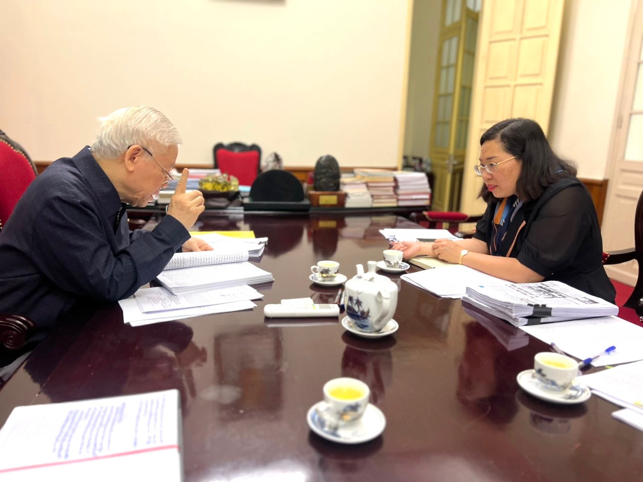 Bà Phạm Thị Thinh vinh dự nhiều lần tham gia biên tập sách của Tổng Bí thư. Bà Phạm Thị Thinh vinh dự nhiều lần tham gia biên tập sách của Tổng Bí thư.