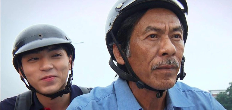 Dũng và bác xe ôm thân thiết- nhân vật do NSND Bùi Bài Bình thủ vai. Dũng và bác xe ôm thân thiết- nhân vật do NSND Bùi Bài Bình thủ vai.