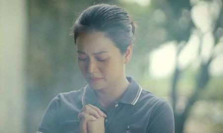 Phương đốt hết giấy tờ khám thai, nói lời tạm biệt đứa con chưa kịp chào đời. Phương đốt hết giấy tờ khám thai, nói lời tạm biệt đứa con chưa kịp chào đời.