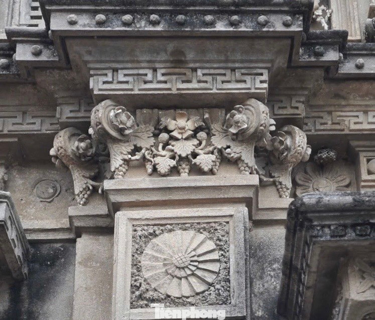 Cột nhà trang trí hoa lá theo phong cách Tây Âu.