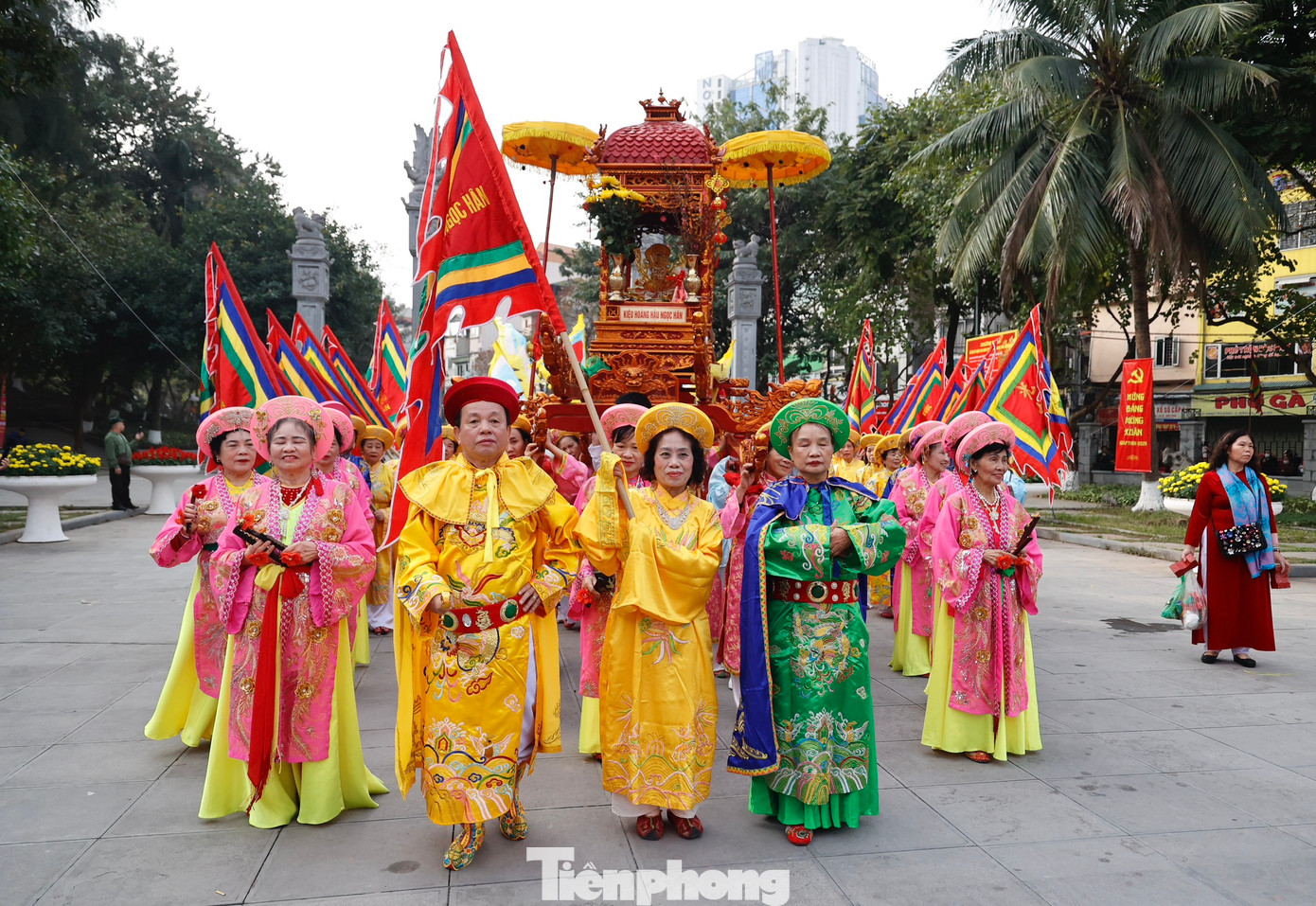 Trong ngày khai hội Mùng 5 Tết, các hoạt động được chuẩn bị từ sớm. Phần lễ diễn ra từ 6h sáng.