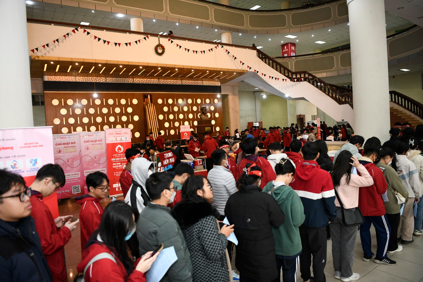 Sinh viên xếp hàng dài chờ hiến máu tại ĐH Bách khoa Hà Nội. Tất cả đều ý thức được, thông qua hành động nhỏ, những người cần máu sẽ có thêm cơ hội được cứu sống.