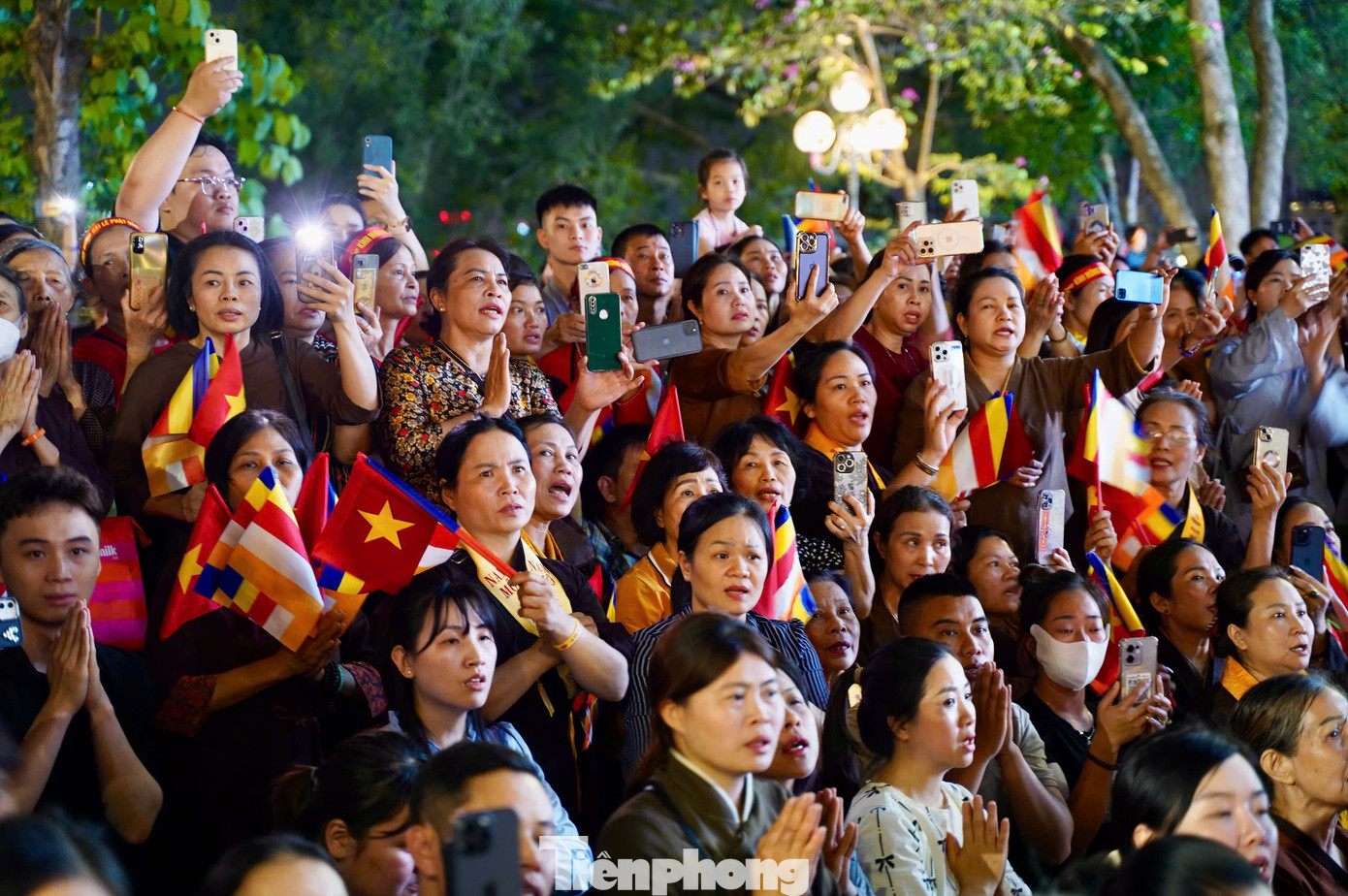 Người dân đứng đông nghịt tại khu vực phố đi bộ Hồ Gươm.