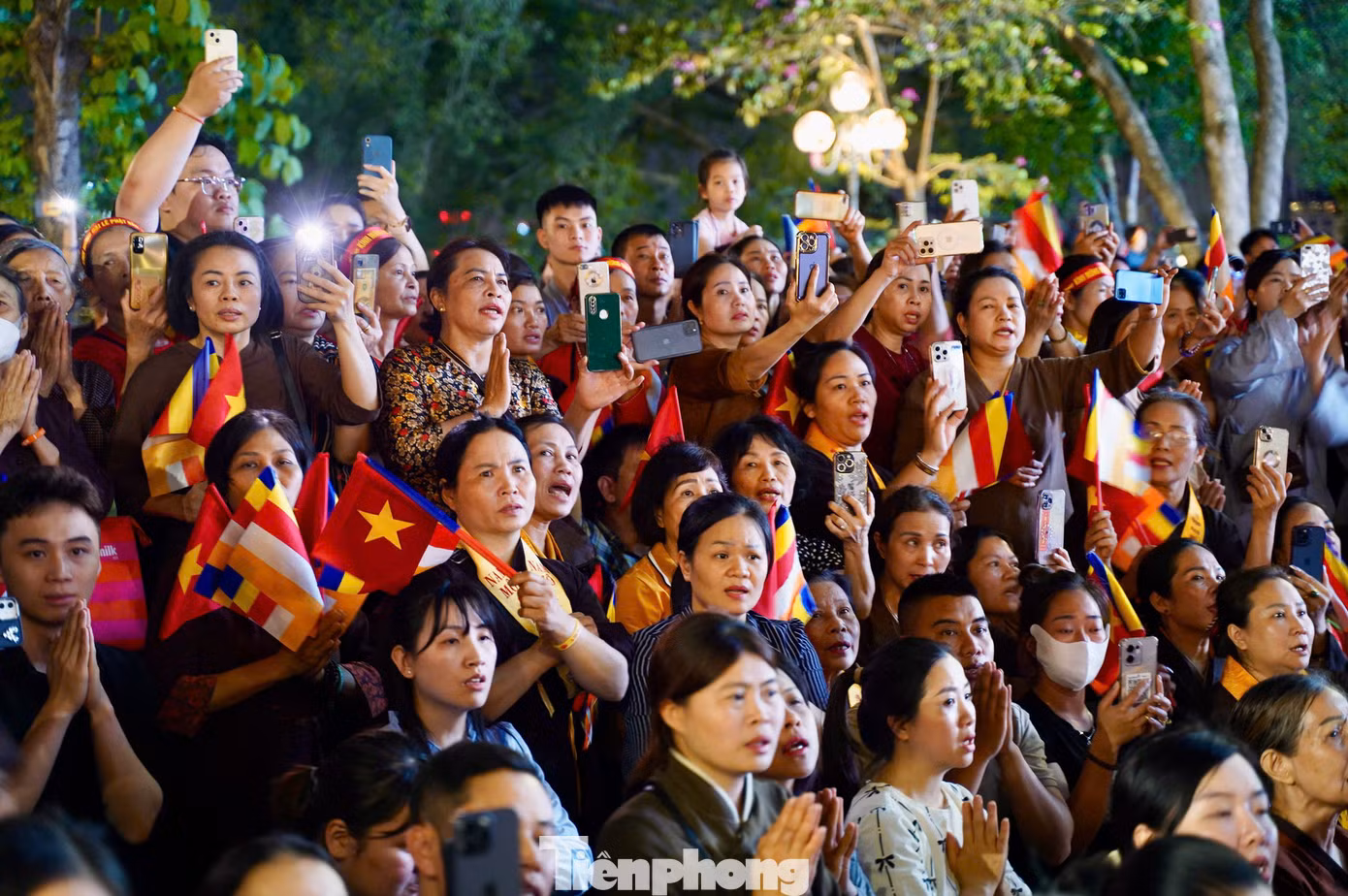 Người dân đứng đông nghịt tại khu vực phố đi bộ Hồ Gươm.