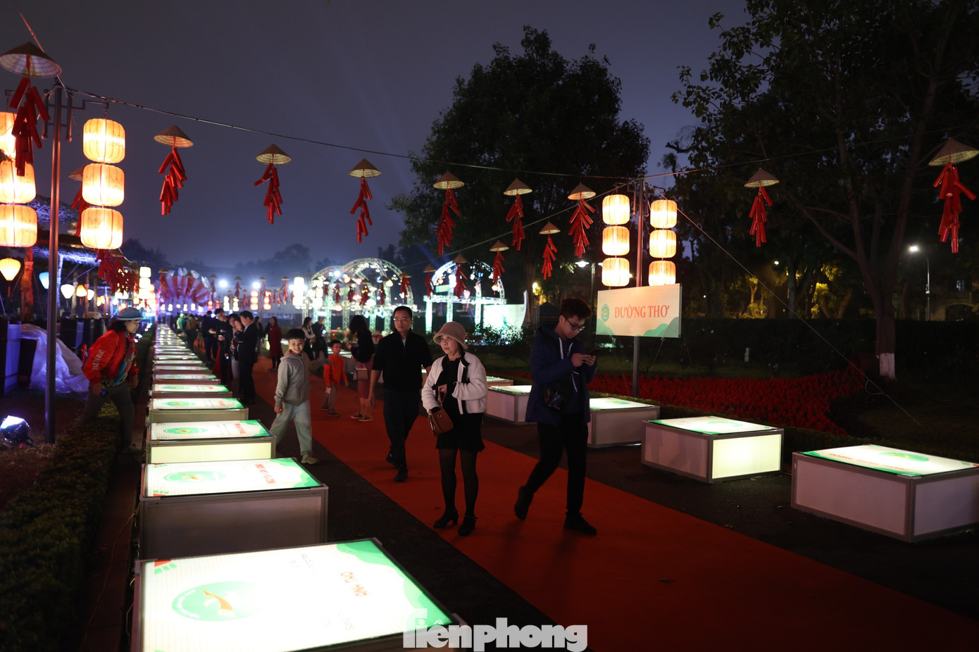 Nhà thơ Lê Tuấn Lộc cho biết không gian cổ kính, thiêng liêng và hoành tráng của Hoàng thành Thăng Long giúp khán giả cảm thấy rung động khi tới dự Ngày thơ Việt Nam 2023. Trái lại, Văn Miếu - Quốc Tử Giám - nơi tổ chức Ngày thơ những năm trước gợi cảm xúc sâu lắng. Ảnh: NHƯ Ý. Nhà thơ Lê Tuấn Lộc cho biết không gian cổ kính, thiêng liêng và hoành tráng của Hoàng thành Thăng Long giúp khán giả cảm thấy rung động khi tới dự Ngày thơ Việt Nam 2023. Trái lại, Văn Miếu - Quốc Tử Giám - nơi tổ chức Ngày thơ những năm trước gợi cảm xúc sâu lắng. Ảnh: NHƯ Ý.