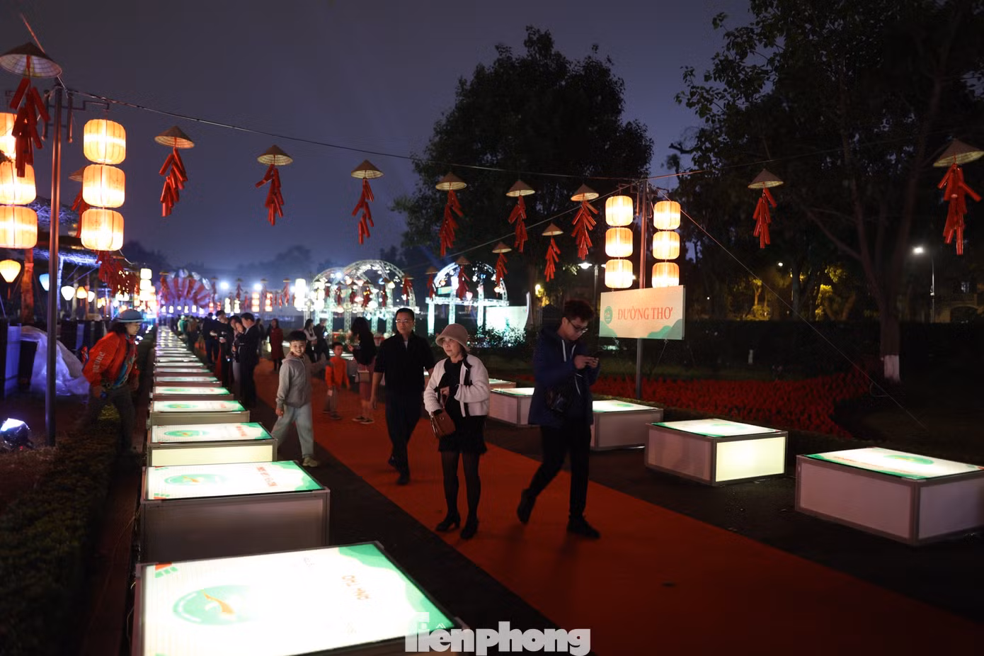 Nhà thơ Lê Tuấn Lộc cho biết không gian cổ kính, thiêng liêng và hoành tráng của Hoàng thành Thăng Long giúp khán giả cảm thấy rung động khi tới dự Ngày thơ Việt Nam 2023. Trái lại, Văn Miếu - Quốc Tử Giám - nơi tổ chức Ngày thơ những năm trước gợi cảm xúc sâu lắng. Ảnh: NHƯ Ý.