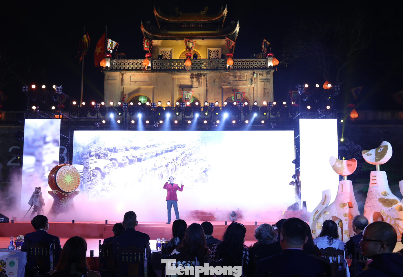 Ca sĩ Đăng Dương thể hiện ca khúc nổi tiếng của nhạc sĩ Huy Du - Đường chúng ta đi. Ảnh: NHƯ Ý. Ca sĩ Đăng Dương thể hiện ca khúc nổi tiếng của nhạc sĩ Huy Du - Đường chúng ta đi. Ảnh: NHƯ Ý.