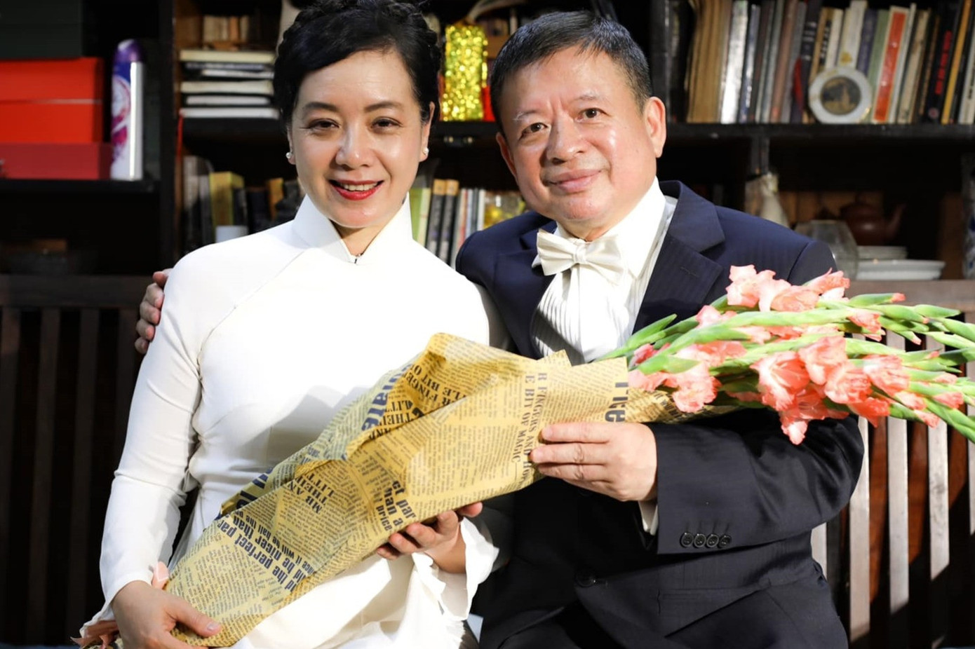 NSƯT Chiều Xuân bên ông xã - nhạc sĩ Đỗ Hồng Quân. NSƯT Chiều Xuân bên ông xã - nhạc sĩ Đỗ Hồng Quân.