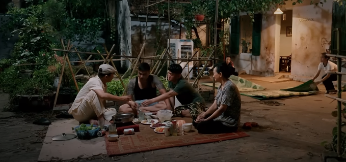 Buổi liên hoan đầm ấm ở xóm trọ. Ảnh: CMH. Buổi liên hoan đầm ấm ở xóm trọ. Ảnh: CMH.