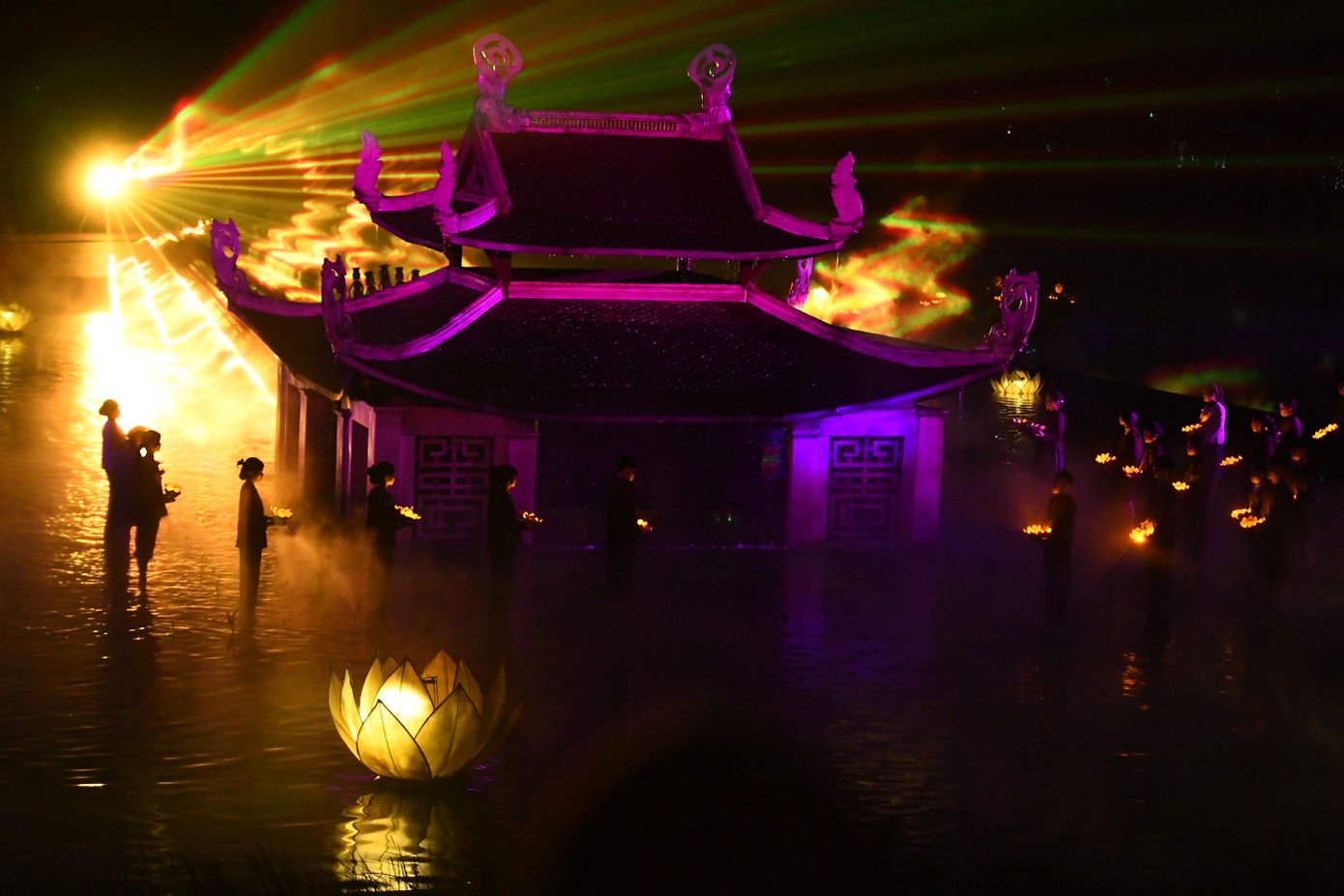 'Tinh hoa Bắc Bộ'là sân khấu thực cảnh đầu tiên tại Việt Nam, khởi diễn lần đầu tiên năm 2017. Tại đây, các yếu tố dân gian truyền thống được trình diễn theo một phong cách hiện đại và sáng tạo, mang đến cho người xem trải nghiệm đặc biệt và đáng nhớ về vùng châu thổ sông Hồng - Trung tâm văn hóa của miền Bắc Việt Nam thời bấy giờ.