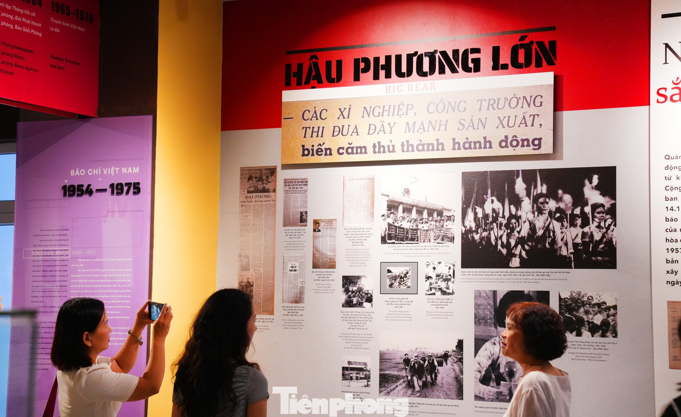 Điểm nhấn trong các không gian trưng bày là hình tượng bút sen ở gian khánh tiết, báo chí chiến khu ở gian 1945-1954, khu vực trải nghiệm các loại hình báo điện tử, báo in, báo nói, báo hình, khu vực tưởng niệm các nhà báo đã ngã xuống vì Tổ quốc và sự nghiệp báo chí Việt Nam. Từ khi thành lập đến nay, Bảo tàng Báo chí Việt Nam đã trải qua hơn 1.000 ngày triển khai các không gian trưng bày theo chủ đề. Không gian trưng bày của bảo tàng được bố trí trên diện tích gần 1.500 m2.