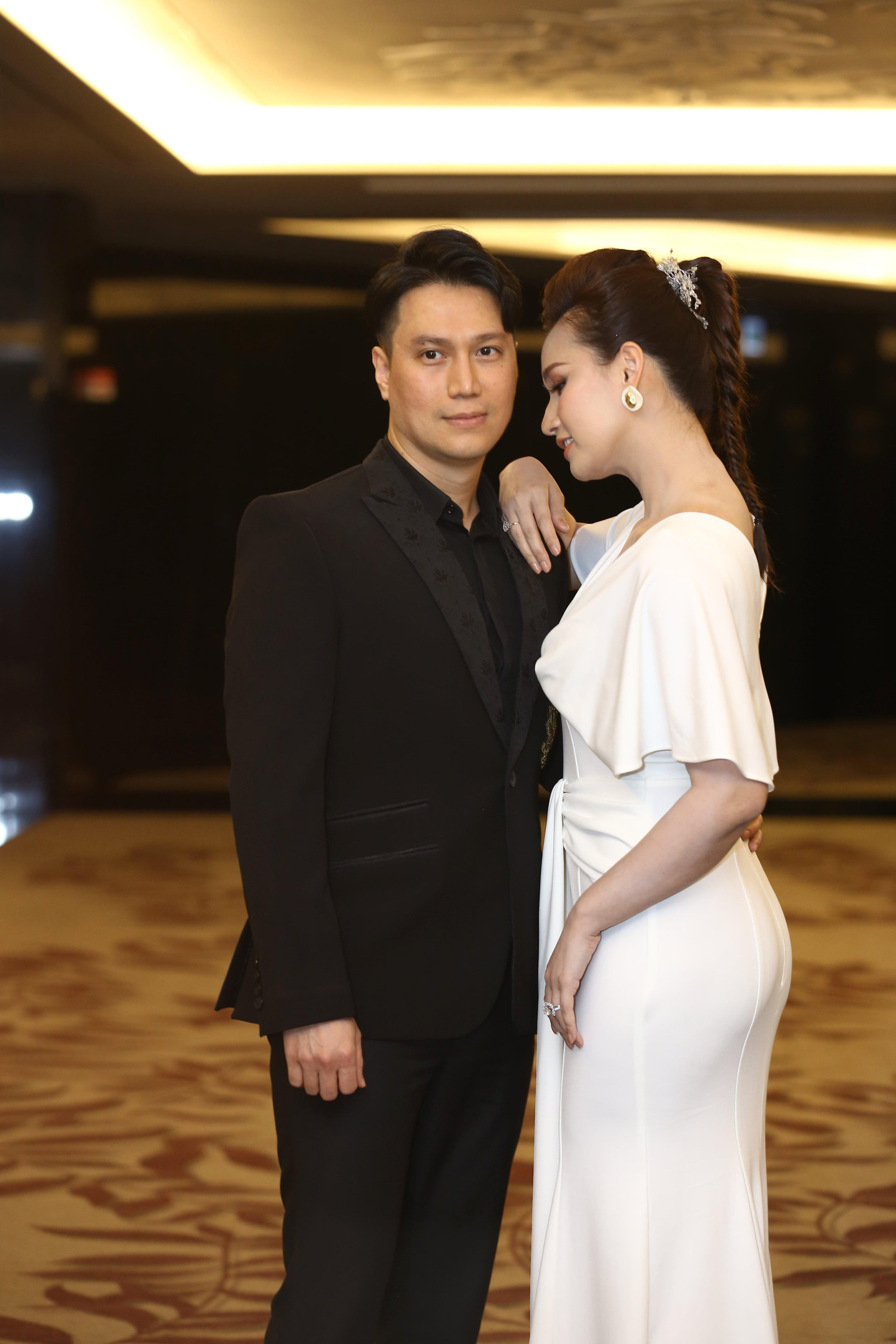 Trong bộ phim lần này của đạo diễn Vũ Trường Khoa, Việt Anh và Lã Thanh Huyền đóng vai một cặp vợ chồng. Họ đến với nhau sau nhiều biến cố tình cảm, cả hai đều có quá khứ riêng. Việt đã từng có một đời vợ, một con gái riêng 18 tuổi. Trong khi đó Giang trước khi đến với Việt cũng đã trải qua mối tình sâu đậm nhiều năm nhưng bị phản bội.