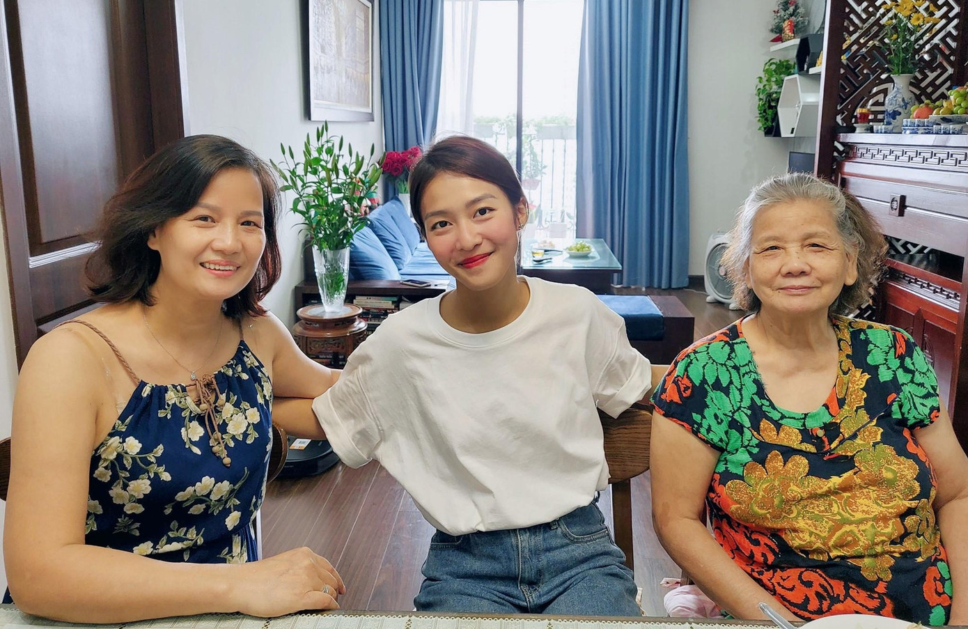 Hotgirl boxing chụp hình thân thiết với mẹ và bà của Thanh Sơn ở Hà Nội.