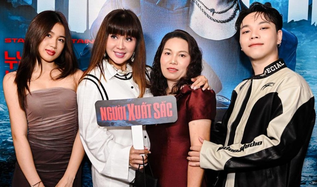 Lưu Thiên Hương dẫn con gái Mimi (ngoài cùng bên trái) tới sự kiện.