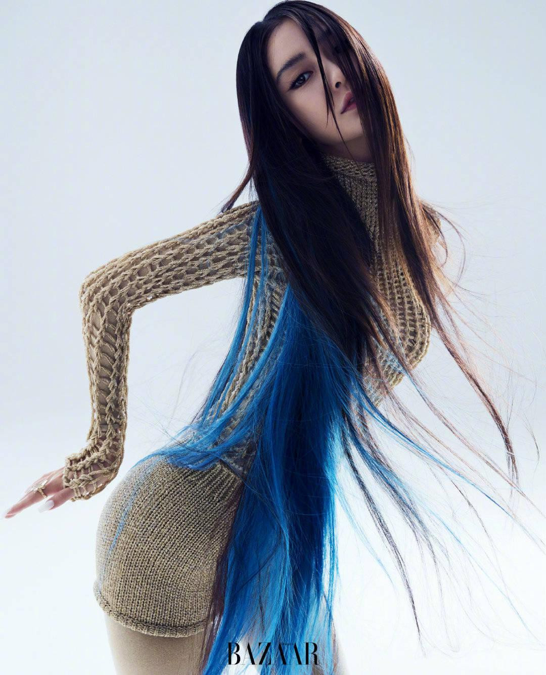 Lối trang điểm ma mị cùng mái tóc dài buông xõa tạo nên khí chất đặc biệt của bà xã Huỳnh Hiểu Minh. Sau thời gian lộ diện với ngoại hình gầy rộc, sút cân nghiêm trọng, Angela Baby được khen ngợi đã lấy lại &quot;phong độ&quot; trong bộ ảnh lần này.