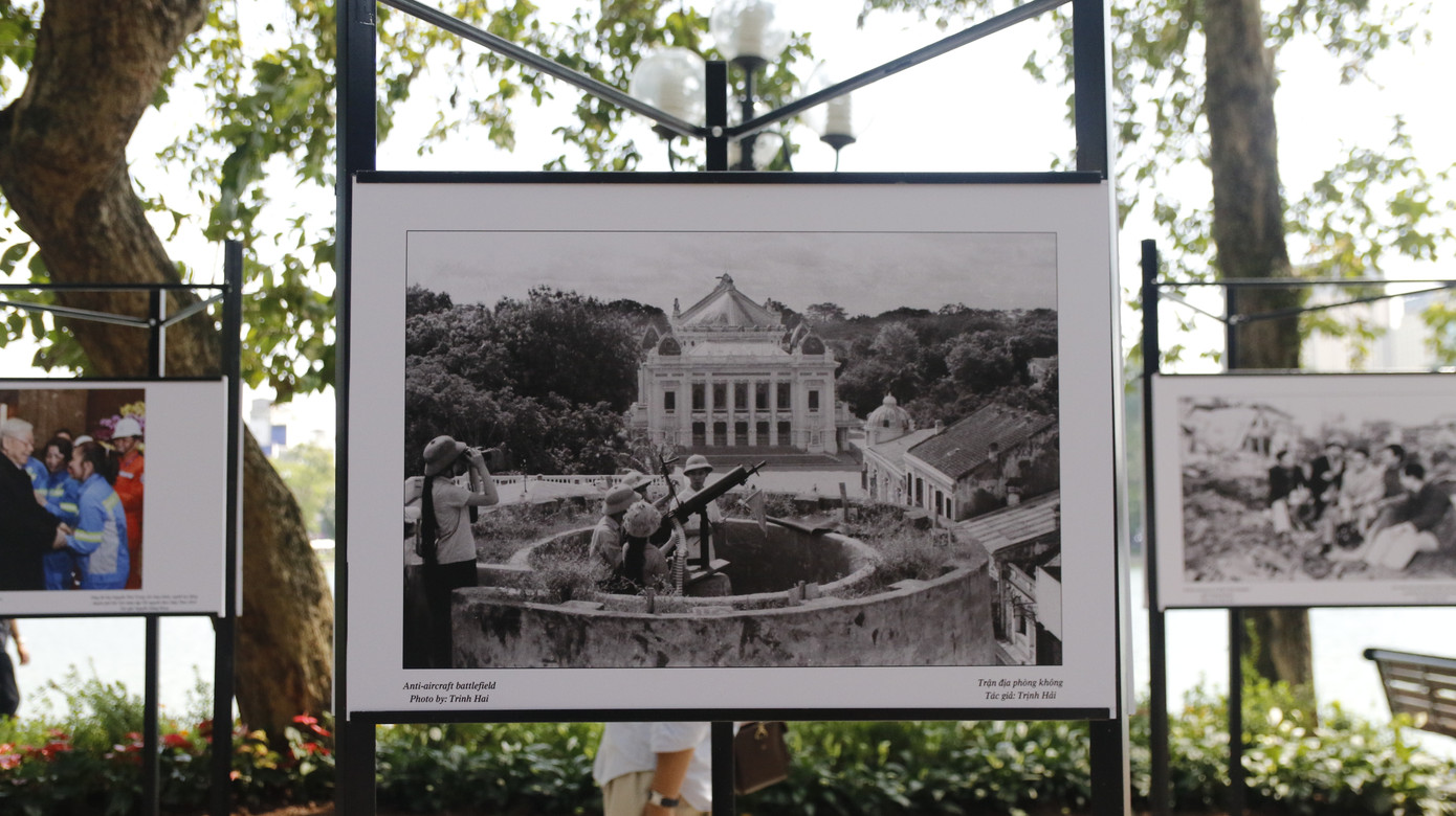 Ảnh Trận địa phòng không (trái) và Báo Đảng đến với bạn đọc mỗi ngày. Ảnh Trận địa phòng không (trái) và Báo Đảng đến với bạn đọc mỗi ngày.