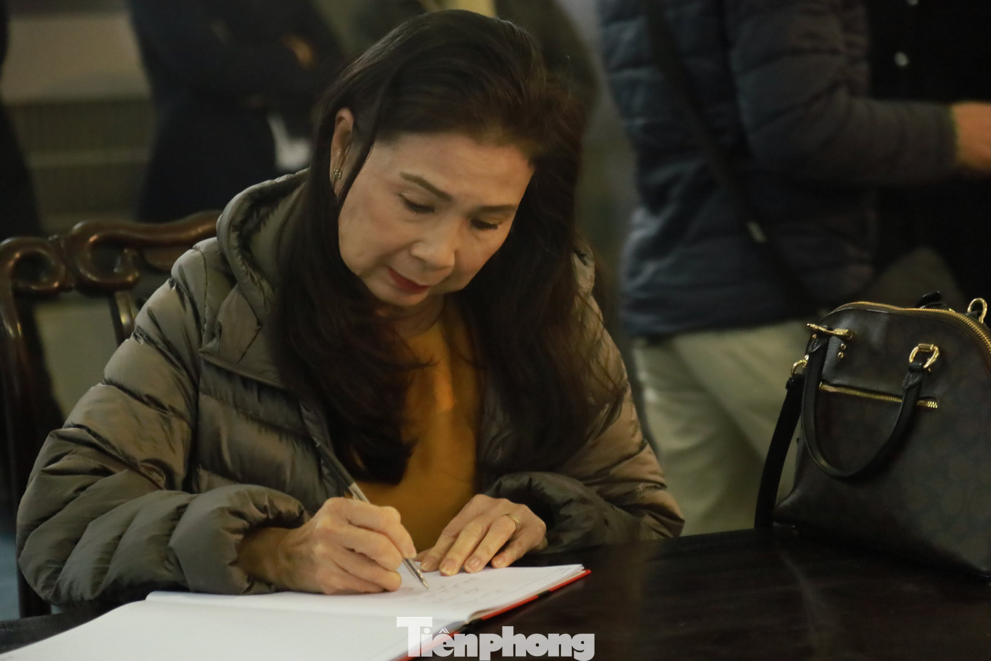 NSND Kim Xuân ghi sổ tang. Bà đáp chuyến bay về TP.HCM ngay sau lễ tang đạo diễn Doãn Hoàng Giang. Ảnh: TRỌNG TÀI. NSND Kim Xuân ghi sổ tang. Bà đáp chuyến bay về TP.HCM ngay sau lễ tang đạo diễn Doãn Hoàng Giang. Ảnh: TRỌNG TÀI.