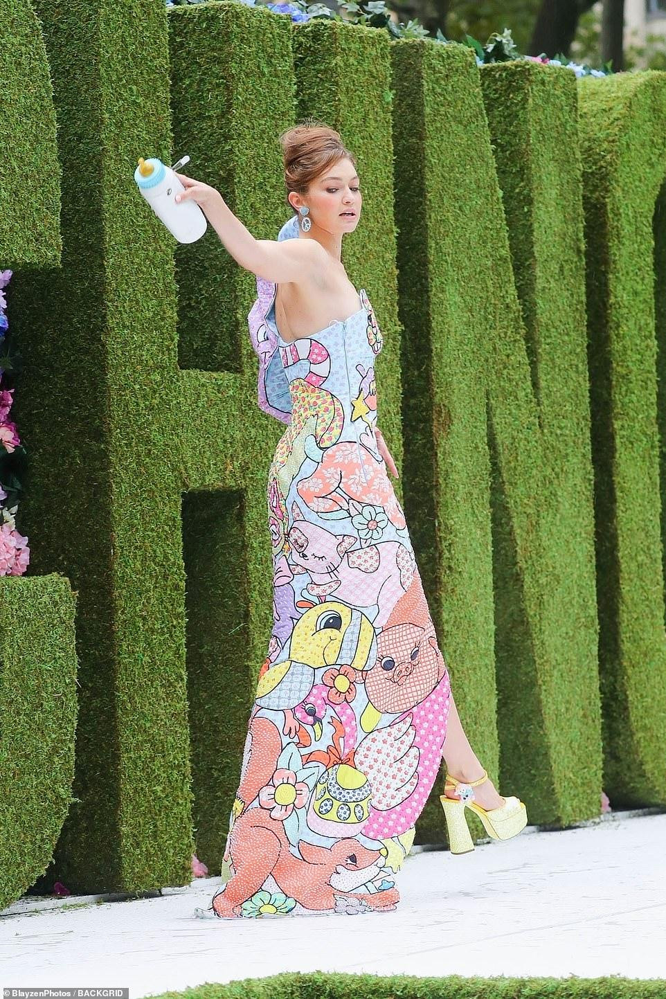 Cô chị nhà Hadid vừa trở lại làng mốt vào tháng 2 năm nay và nhanh chóng lấy lại được vóc dáng sau khi sinh nở.