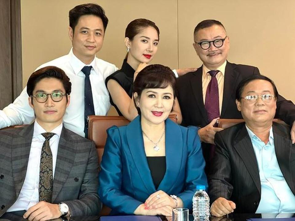 Những nhân vật mới của Minh Khuê, Tiến Ngọc và NSƯT Trần Đức chắc chắn sẽ không đứng cuộc chiến quyền lực của bà Kim Nhung và chủ tịch Hoàng Long. Những nhân vật mới của Minh Khuê, Tiến Ngọc và NSƯT Trần Đức chắc chắn sẽ không đứng cuộc chiến quyền lực của bà Kim Nhung và chủ tịch Hoàng Long.