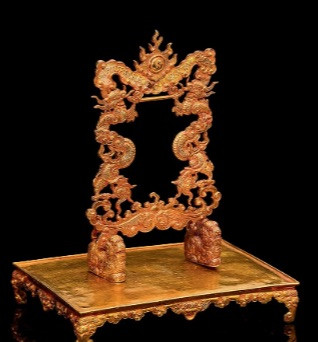 Cổ vật giá đỡ trang trí bằng vàng. Ảnh: Aguttes.