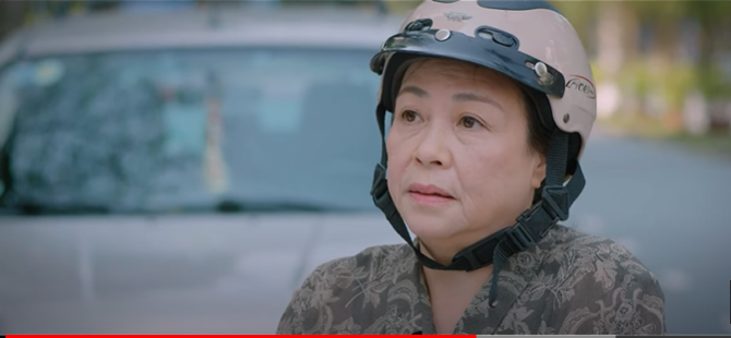 Bà Nga trầm ngâm nhìn theo Vân Trang và mẹ ruột lên xe sang.