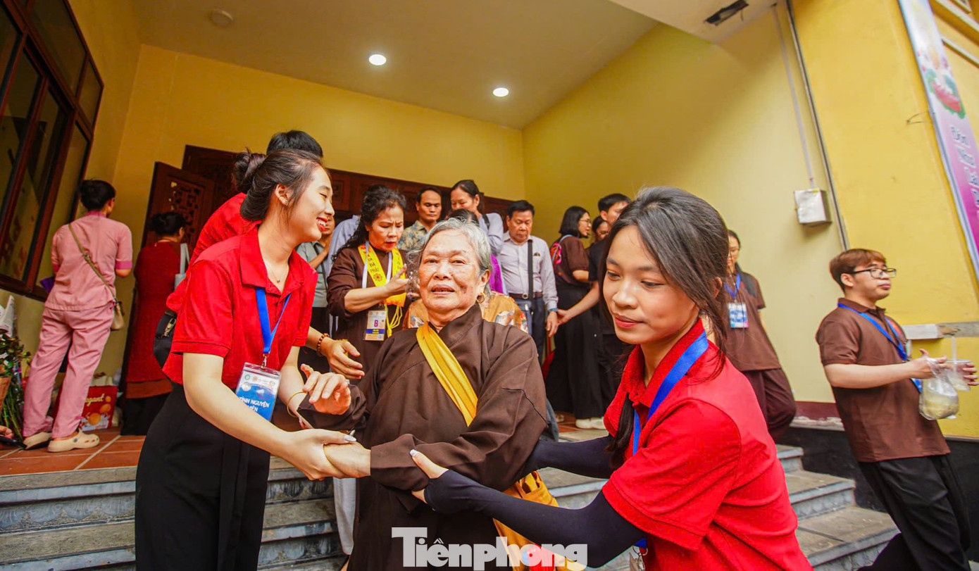 Các tình nguyện viên tích cực hỗ trợ người dân.