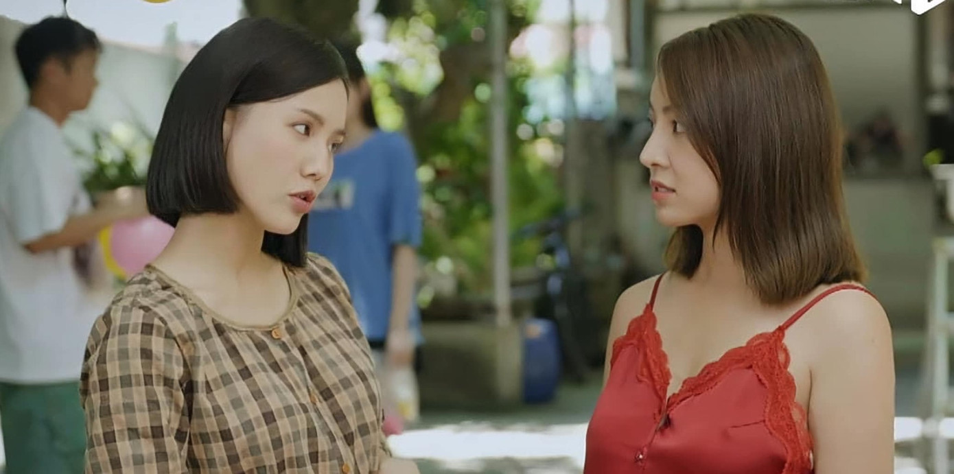 Cả xóm trọ đều biết Đào thảo mai, khéo miệng.