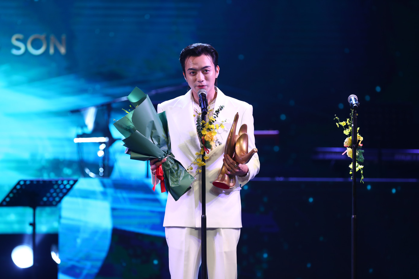 Soobin Hoàng Sơn thắng đậm với ba chiếc cúp Album của năm (Bật nó lên), MV của năm (Giá như) và Nam ca sĩ của năm. Album đầu tay Bật nó lên được đánh giá cao, để lại dấu ấn về sự sáng tạo độc đáo. Sau chương trình Anh trai vượt ngàn chông gai, lượng fan của nam ca sĩ tăng lên đáng kể. Người hâm mộ của Soobin Hoàng Sơn cũng thắng đấu giá chiếc cúp vàng phiên bản đặc biệt của giải Cống hiến. Số tiền thu được từ sự kiện đấu giá được dùng để làm từ thiện.