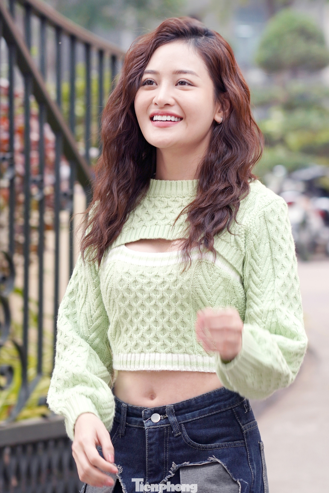 &quot;Tôi đọc một số bình luận của khán giả cho rằng Thùy Anh và Mạnh Trường đóng cặp không hợp với nhau. Tạo hình của tôi quá trẻ còn vai của anh Trường chững chạc, lịch lãm. Thùy Anh nghĩ đó cũng là điểm đặc biệt. Sự chênh lệch đôi khi sẽ tạo nên ấn tượng&quot;, Thùy Anh nói. Ảnh: TRỌNG QUÂN.