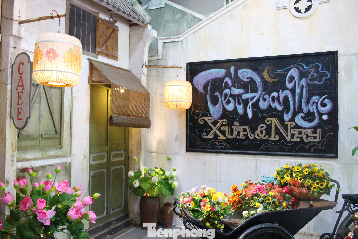 Sáng 1/6, khu trưng bày các phong tục dân gian truyền thống mở cửa đón khách tham quan. Không gian trưng bày mở cửa miễn phí tại ngay phòng bán vé vào Hoàng thành, tại khu di sản Hoàng thành Thăng Long.