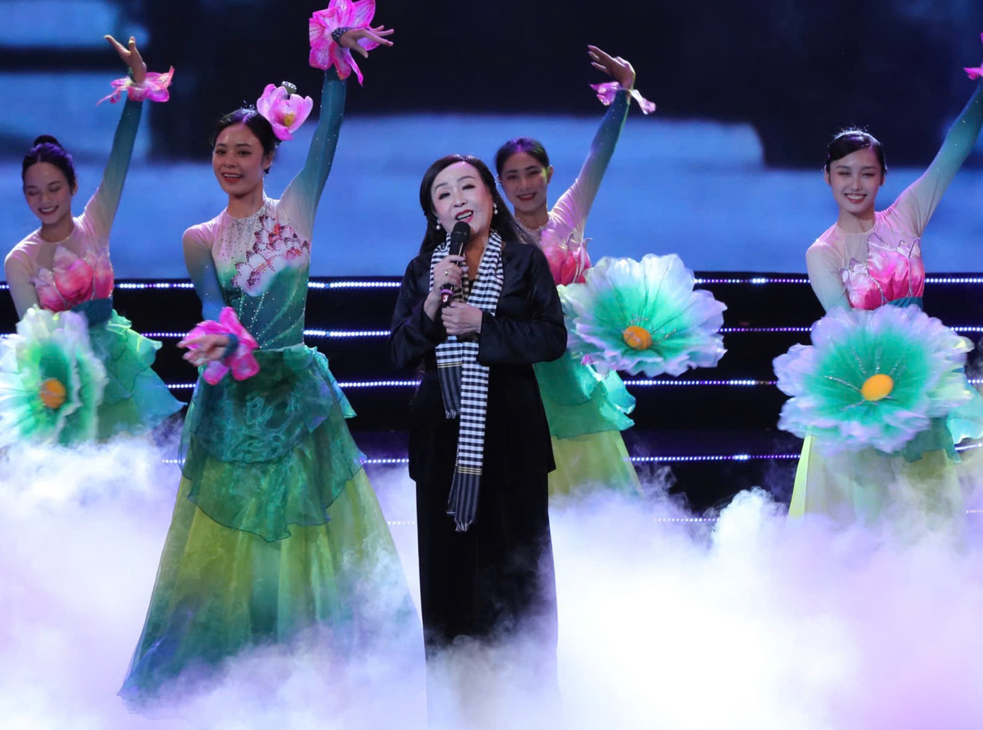 Ở phần 3, các tiết mục thể hiện tinh thần đoàn kết của cả dân tộc, vững bước đi theo con đường Bác Hồ đã chọn. Con đường ấy cho đến nay vẫn còn nguyên giá trị, phù hợp với thực tiễn đất nước và xu hướng chung của thế giới.