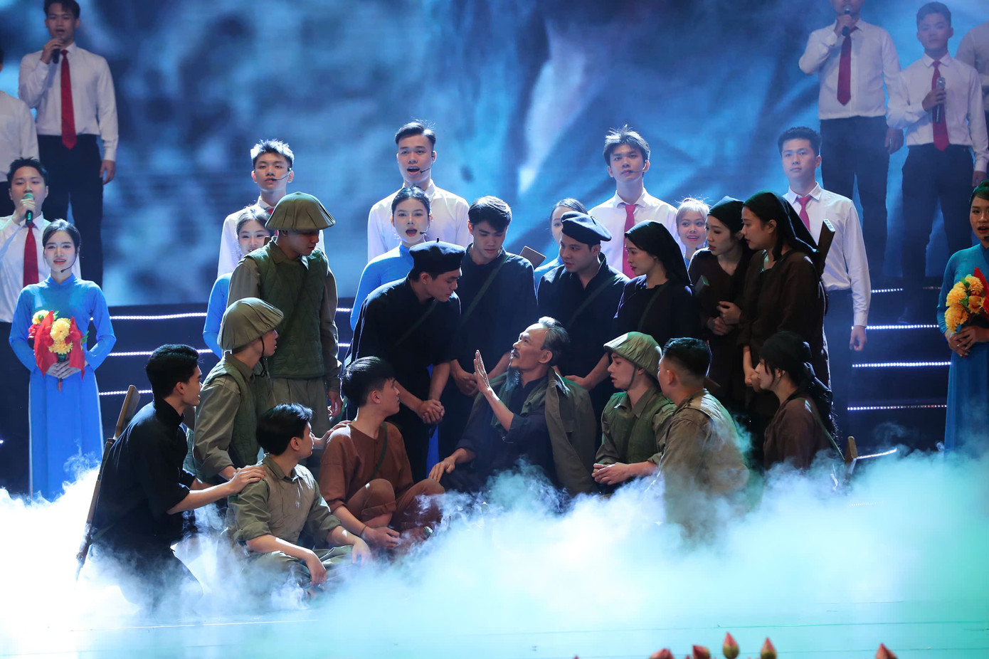 Chương trình nghệ thuật được chia thành 3 phần. Phần đầu tiên - Người đi tìm hình của nước - gồm các tiết mục như Hồ Chí Minh đẹp nhất tên Người, hoạt cảnh kịch hát Hồ Chí Minh - Hồi ức màu đỏ Bác Hồ có một chuyến đi, hoạt cảnh Lời người ra đi, Dấu chân phía trước...