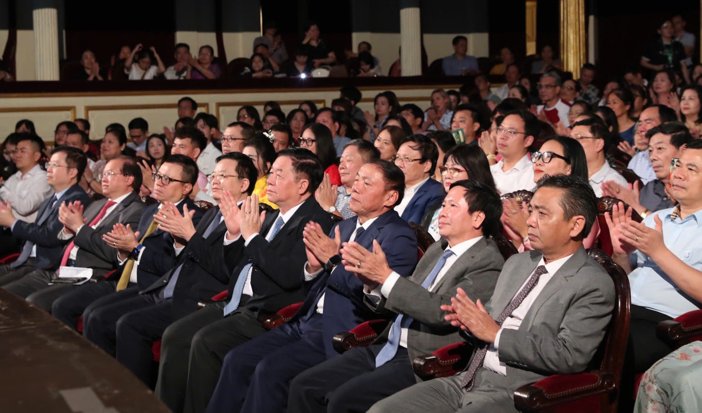 Dự chương trình có Ủy viên Bộ Chính trị, Bí thư Trung ương Đảng, Trưởng Ban Tuyên giáo và Dân vận Trung ương Nguyễn Trọng Nghĩa; Ủy viên Trung ương Đảng, Phó Thủ tướng Chính phủ Mai Văn Chính và lãnh đạo các ban, bộ, ngành, đoàn thể cùng đông đảo nhân dân Thủ đô.