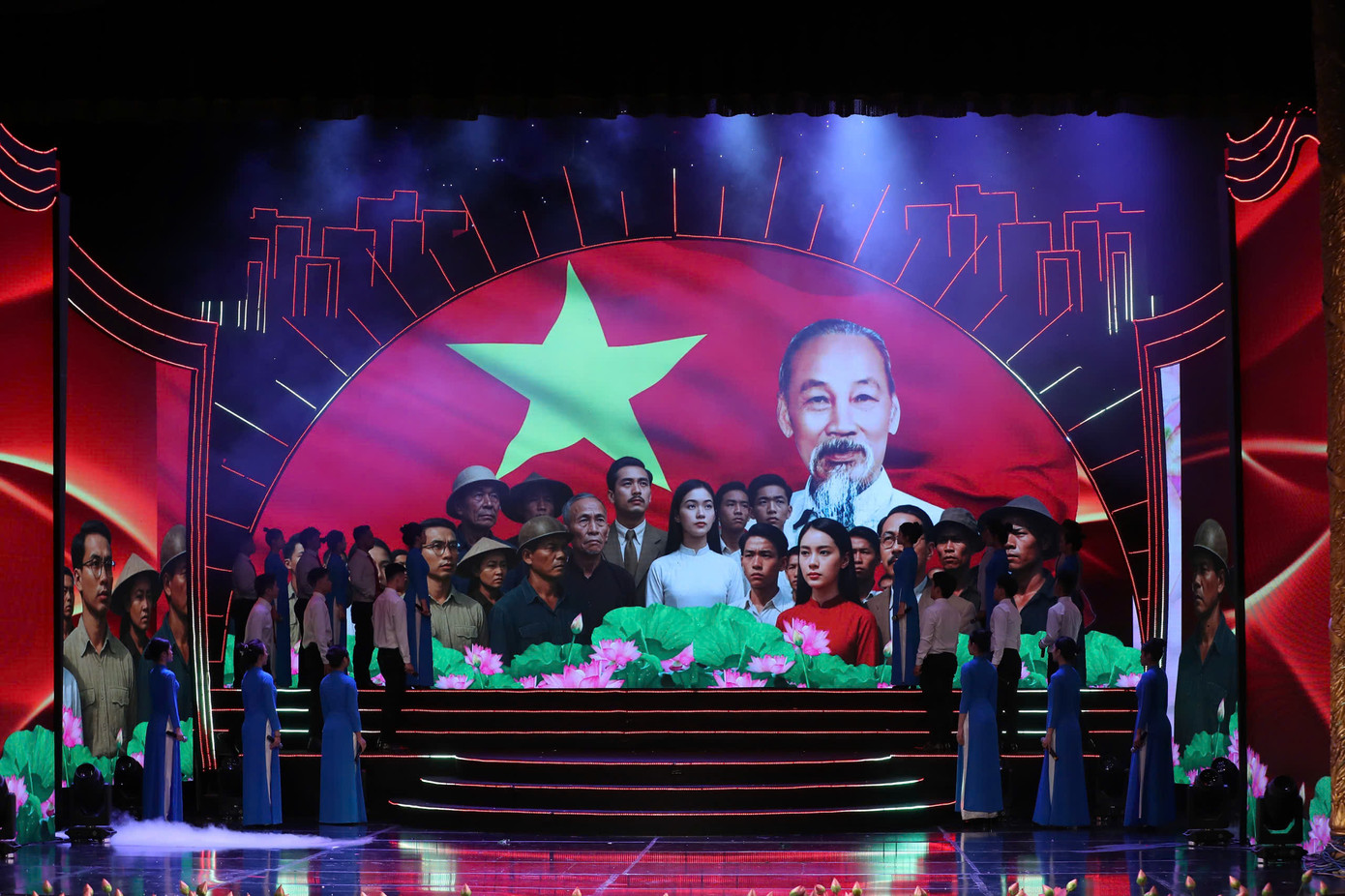 Nhân dịp kỷ niệm 135 năm ngày sinh Chủ tịch Hồ Chí Minh (19/5/1890-19/5/2025), tối 14/5, Bộ Văn hóa, Thể thao và Du lịch (VHTTDL) chỉ đạo Báo Văn hóa phối hợp Nhà hát Ca, Múa, Nhạc Việt Nam tổ chức chương trình nghệ thuật đặc biệt Quà tháng 5 dâng Người.