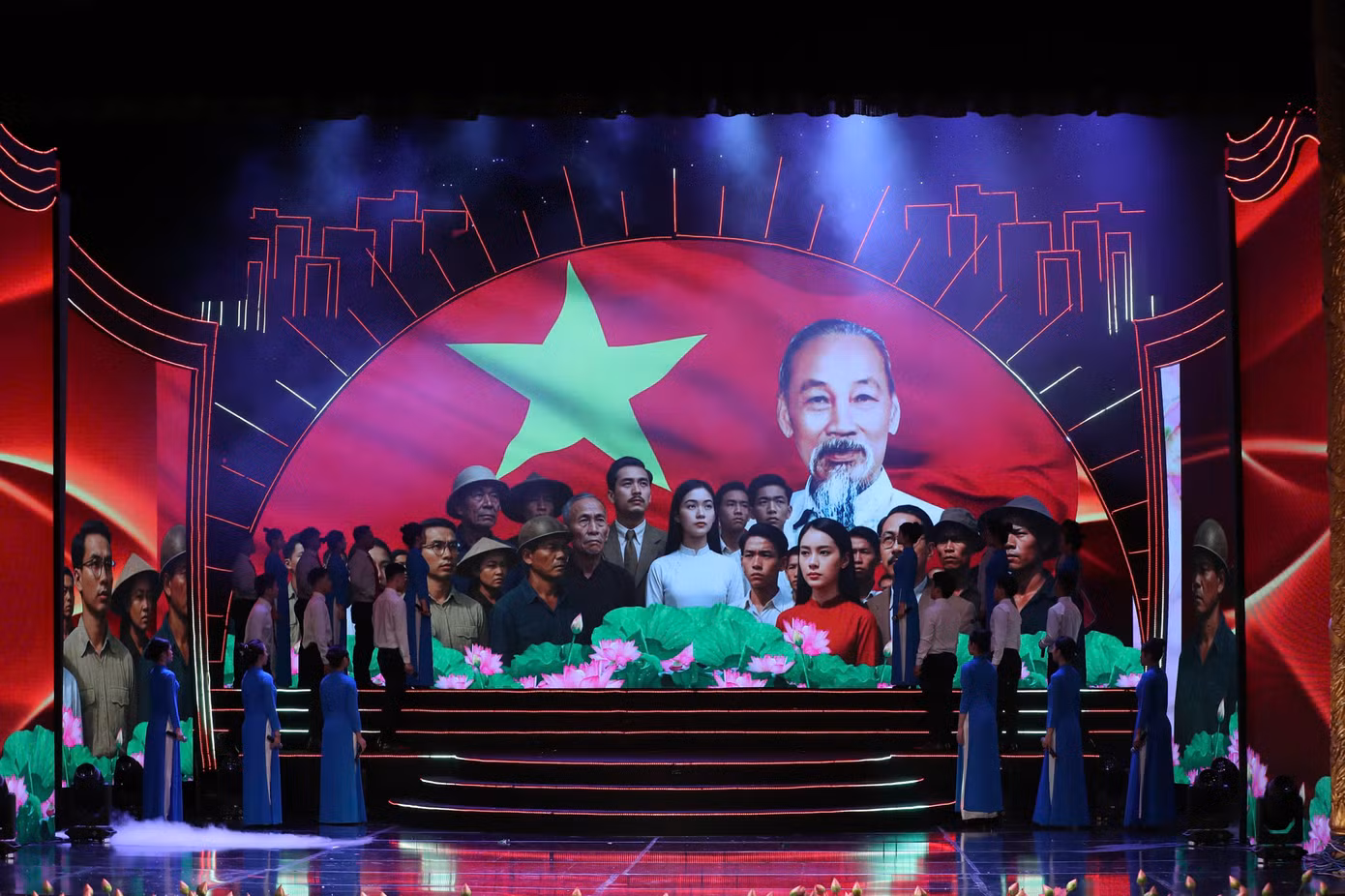 Nhân dịp kỷ niệm 135 năm ngày sinh Chủ tịch Hồ Chí Minh (19/5/1890-19/5/2025), tối 14/5, Bộ Văn hóa, Thể thao và Du lịch (VHTTDL) chỉ đạo Báo Văn hóa phối hợp Nhà hát Ca, Múa, Nhạc Việt Nam tổ chức chương trình nghệ thuật đặc biệt Quà tháng 5 dâng Người.