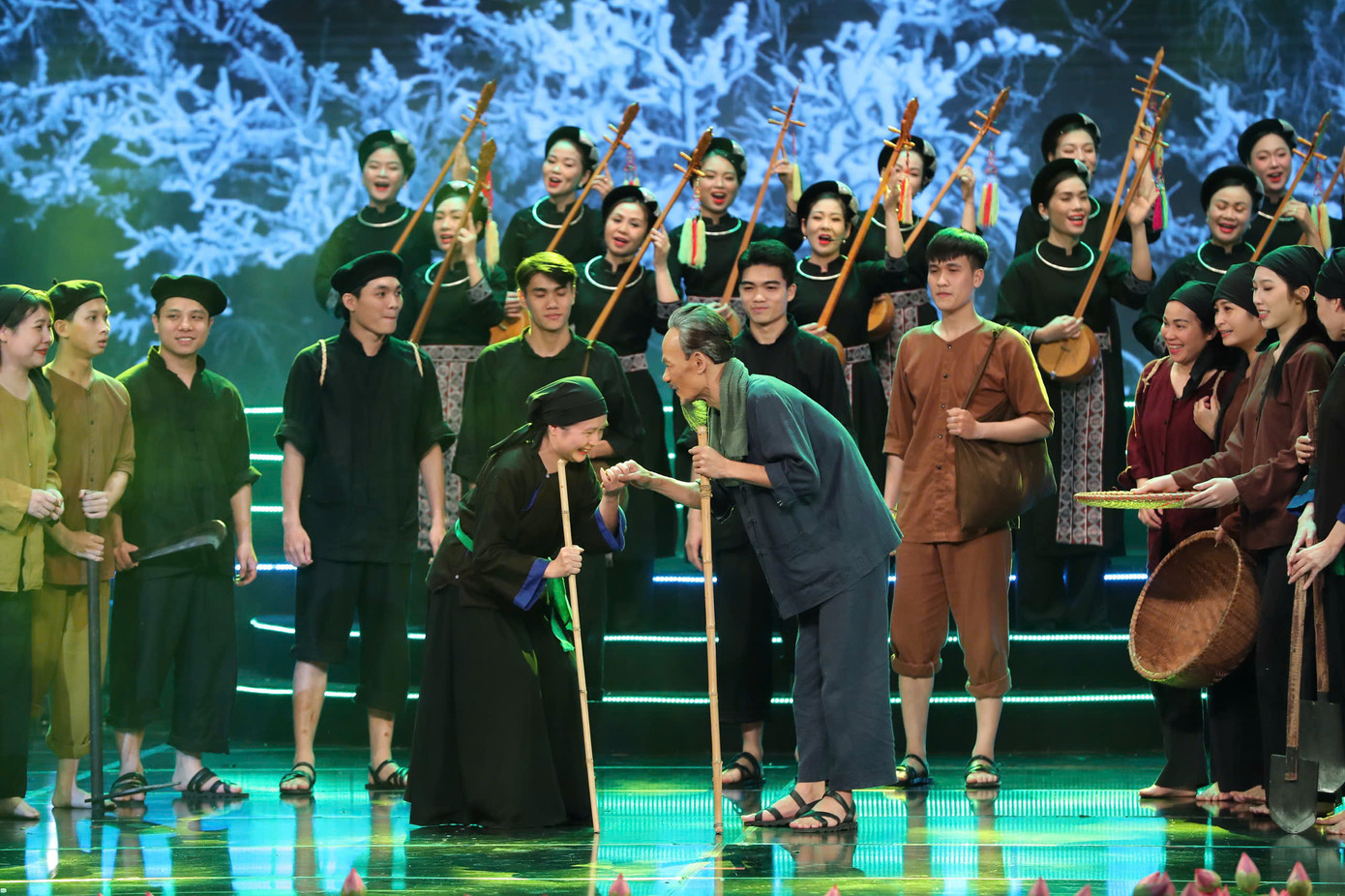 Phần hai có tên gọi Ngọn cờ vì hòa bình, với những thanh âm và hình ảnh sinh động, tái hiện chân dung Hồ Chí Minh - vị cha già dân tộc, người gieo mầm hy vọng và thắp sáng lý tưởng cho cả một thời đại.