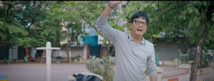 Đức hí hửng tới trường đón con... Đức hí hửng tới trường đón con...