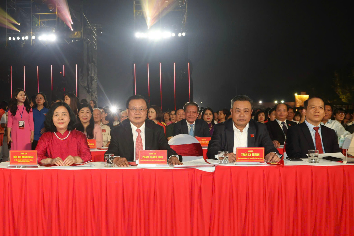 Các lãnh đạo, nguyên lãnh đạo Đảng, Nhà nước tham dự chương trình.