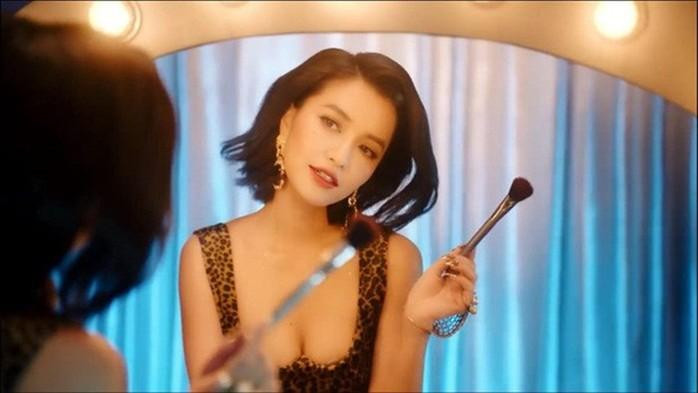 Cuối tháng 8/2019, nữ ca sĩ Bích Phương ra mắt ca khúc Đi đu đưa đi - một bản disco sôi động kể về giấc mơ kỳ lạ được trở về thời trẻ trung của một bà lão. Cuối tháng 8/2019, nữ ca sĩ Bích Phương ra mắt ca khúc Đi đu đưa đi - một bản disco sôi động kể về giấc mơ kỳ lạ được trở về thời trẻ trung của một bà lão.