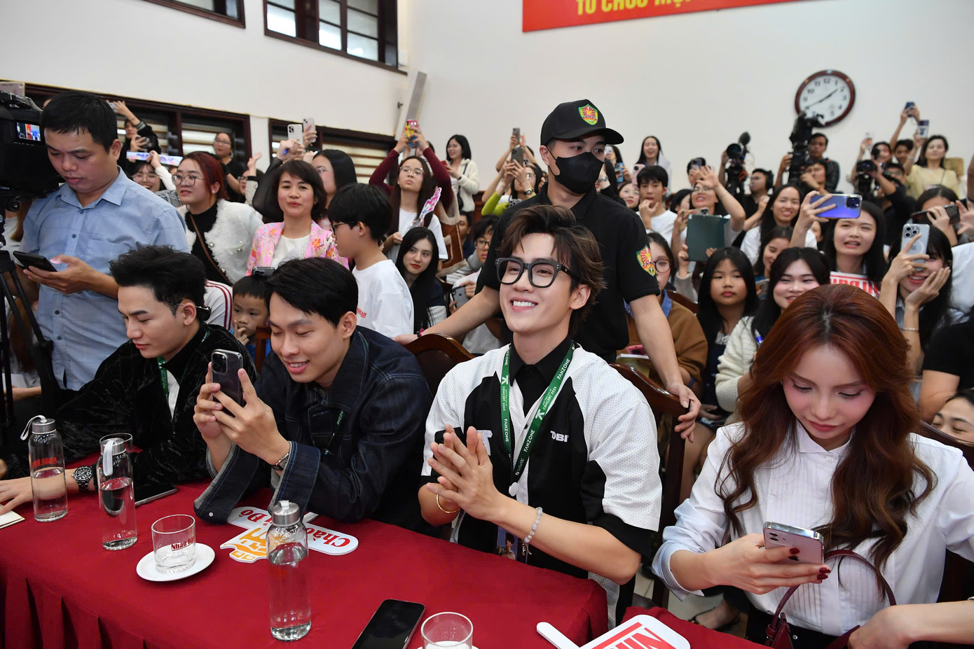 Đám đông phấn khích hô tên thần tượng. Đám đông phấn khích hô tên thần tượng.