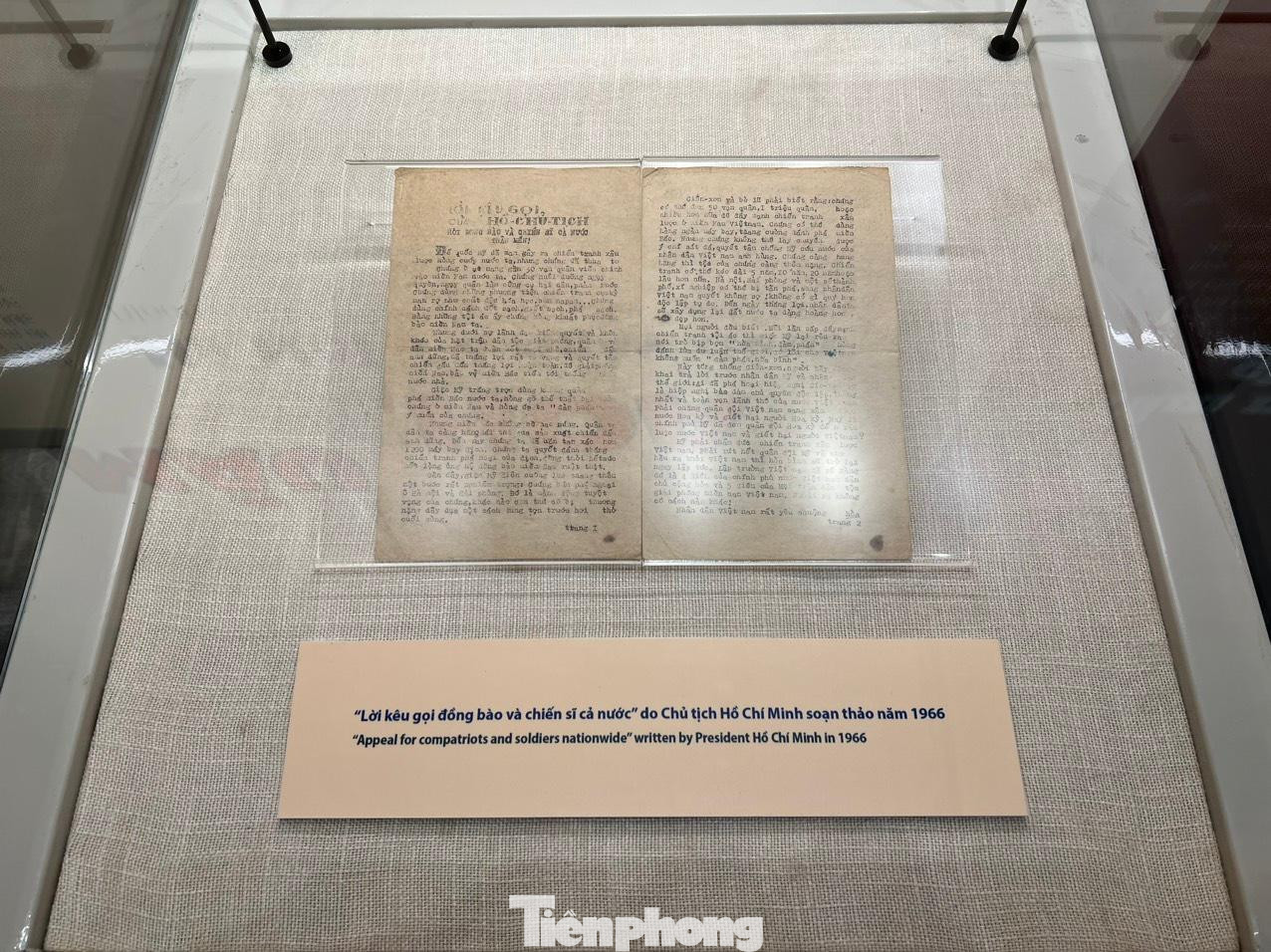 Lời kêu gọi đồng bào chiến sĩ cả nước do Chủ tịch Hồ Chí Minh soạn thảo năm 1966 - trong bối cảnh đế quốc Mỹ mở rộng chiến tranh bằng không quân đánh phá miền Bắc. Ngày 17/7/1966, trên Đài phát thanh Tiếng nói Việt Nam, lời kêu gọi nhân dân cả nước quyết tâm đánh thắng giặc Mỹ xâm lược của Chủ tịch Hồ Chí Minh đã vang lên: "Không có gì quý hơn độc lập, tự do...". Ảnh: NGỌC ÁNH. Lời kêu gọi đồng bào chiến sĩ cả nước do Chủ tịch Hồ Chí Minh soạn thảo năm 1966 - trong bối cảnh đế quốc Mỹ mở rộng chiến tranh bằng không quân đánh phá miền Bắc. Ngày 17/7/1966, trên Đài phát thanh Tiếng nói Việt Nam, lời kêu gọi nhân dân cả nước quyết tâm đánh thắng giặc Mỹ xâm lược của Chủ tịch Hồ Chí Minh đã vang lên: "Không có gì quý hơn độc lập, tự do...". Ảnh: NGỌC ÁNH.
