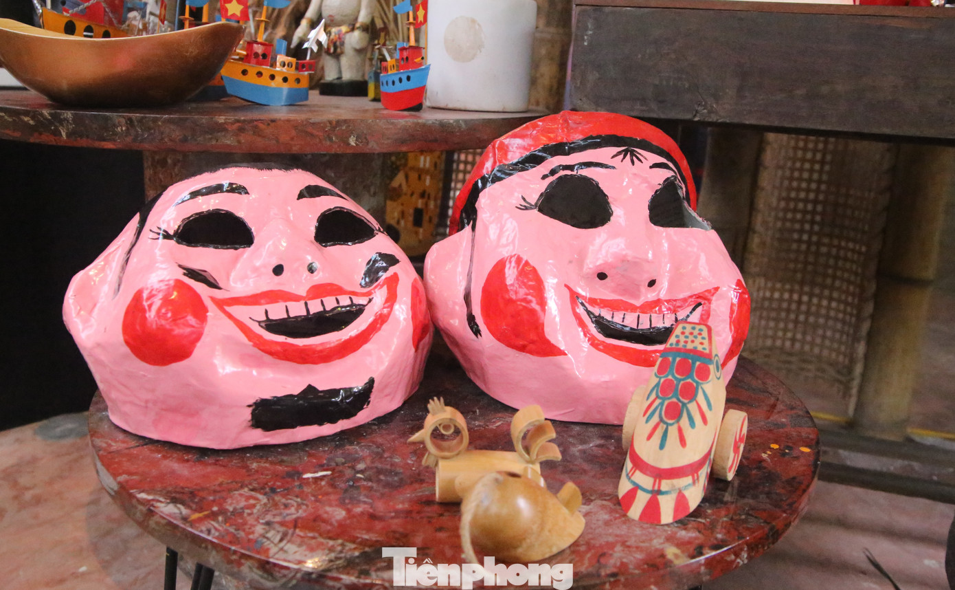 Đau đáu khôi phục, bảo tồn và phát huy giá trị của các sản phẩm thủ công truyền thống, anh Ngô Quý Đức sáng lập Phường Bách Nghệ - Trung tâm Nghiên cứu, Phát triển và Ứng dụng sản phẩm làng nghề Việt. Tại đây, anh Ngô Quý Đức cùng với một nhóm bạn trẻ theo học về mỹ thuật chuẩn bị nhiều chương trình, dự án nghiên cứu và phát triển sản phẩm thủ công của Việt Nam. Những ngày này, Phường Bách Nghệ trưng bày nhiều món đồ chơi Trung thu truyền thống như đèn ông sao, mặt nạ giấy bồi, tò he, đèn kéo quân,...