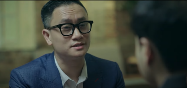 Một kẻ lạ mặt "ngã giá" với Vũ. Ảnh: CMH. Một kẻ lạ mặt "ngã giá" với Vũ. Ảnh: CMH.