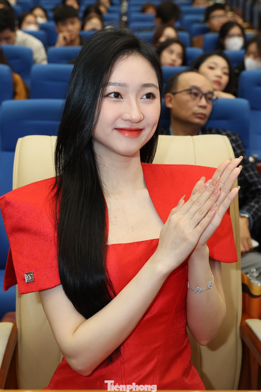 Người đẹp trưởng thành từ cuộc thi Hoa hậu Việt Nam 2022 xúc động khi nghe câu chuyện vượt khó vươn lên của những tấm gương thủ khoa được giới thiệu trong chương trình. "Các bạn có hoàn cảnh khó khăn nhưng không ngừng cố gắng, vượt lên chính mình để đạt được những thành tựu quý giá. Tôi ngưỡng mộ và đồng cảm với các bạn", Kim Trà My chia sẻ.