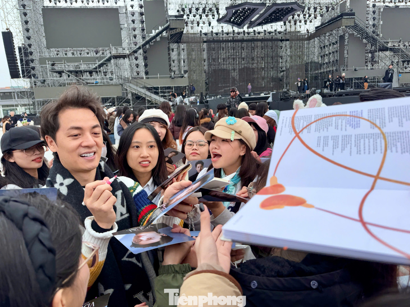 Ca sĩ Đăng Khôi ký tặng người hâm mộ. Chia sẻ với Tiền Phong về concert lần này, ca sĩ Đăng Khôi nói anh xúc động vì được khán giả ủng hộ nhiệt tình.