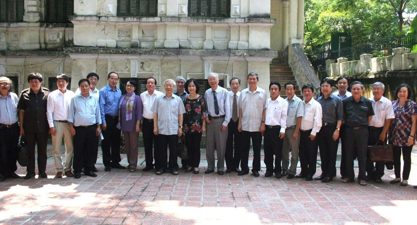 Tổng Bí thư Nguyễn Phú Trọng cùng nhiều thành viên Liên hiệp các Hội VHNT Việt Nam tại căn nhà số 51 Trần Hưng Đạo. Tổng Bí thư Nguyễn Phú Trọng cùng nhiều thành viên Liên hiệp các Hội VHNT Việt Nam tại căn nhà số 51 Trần Hưng Đạo.