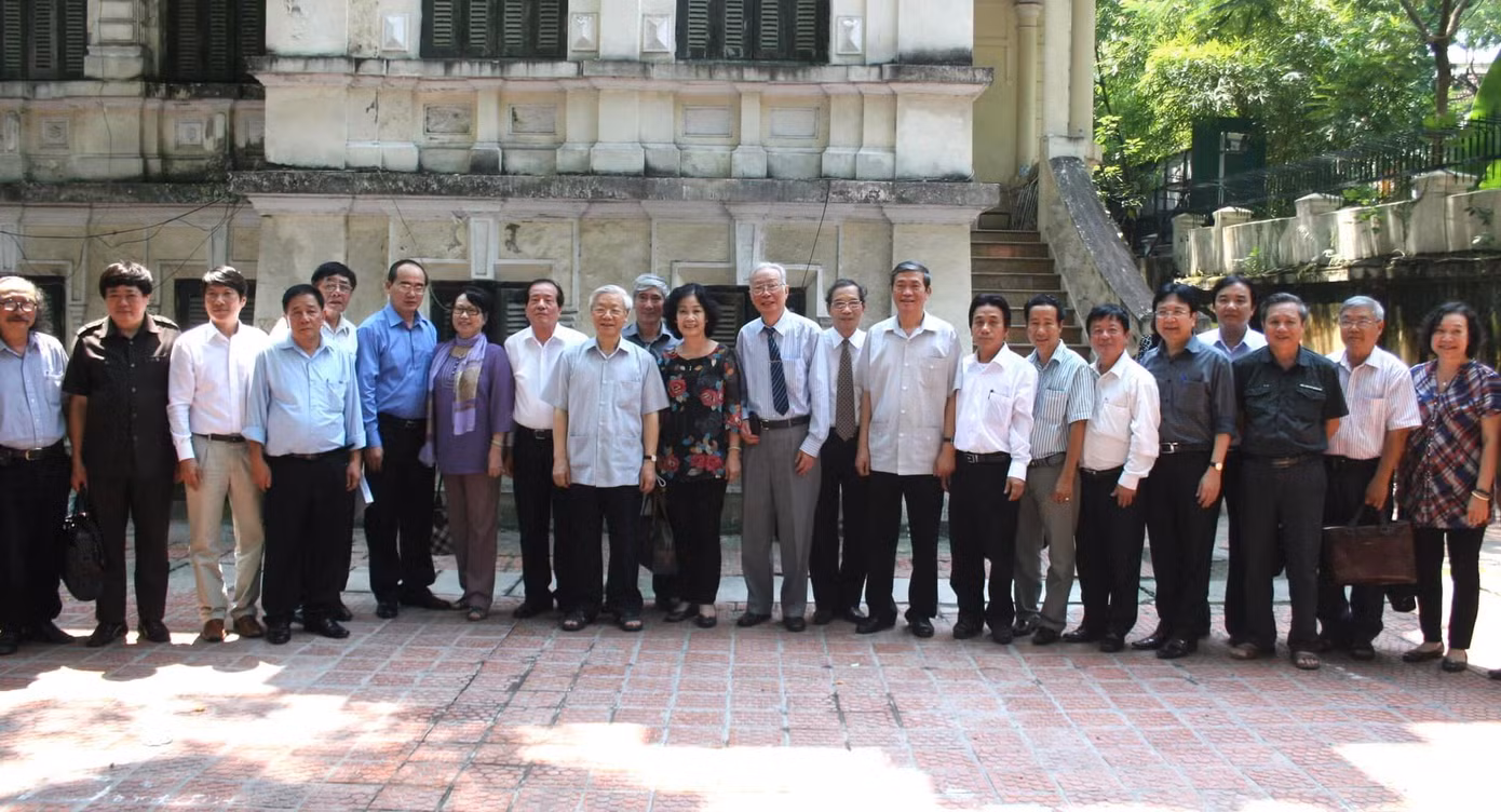 Tổng Bí thư Nguyễn Phú Trọng cùng nhiều thành viên Liên hiệp các Hội VHNT Việt Nam tại căn nhà số 51 Trần Hưng Đạo.