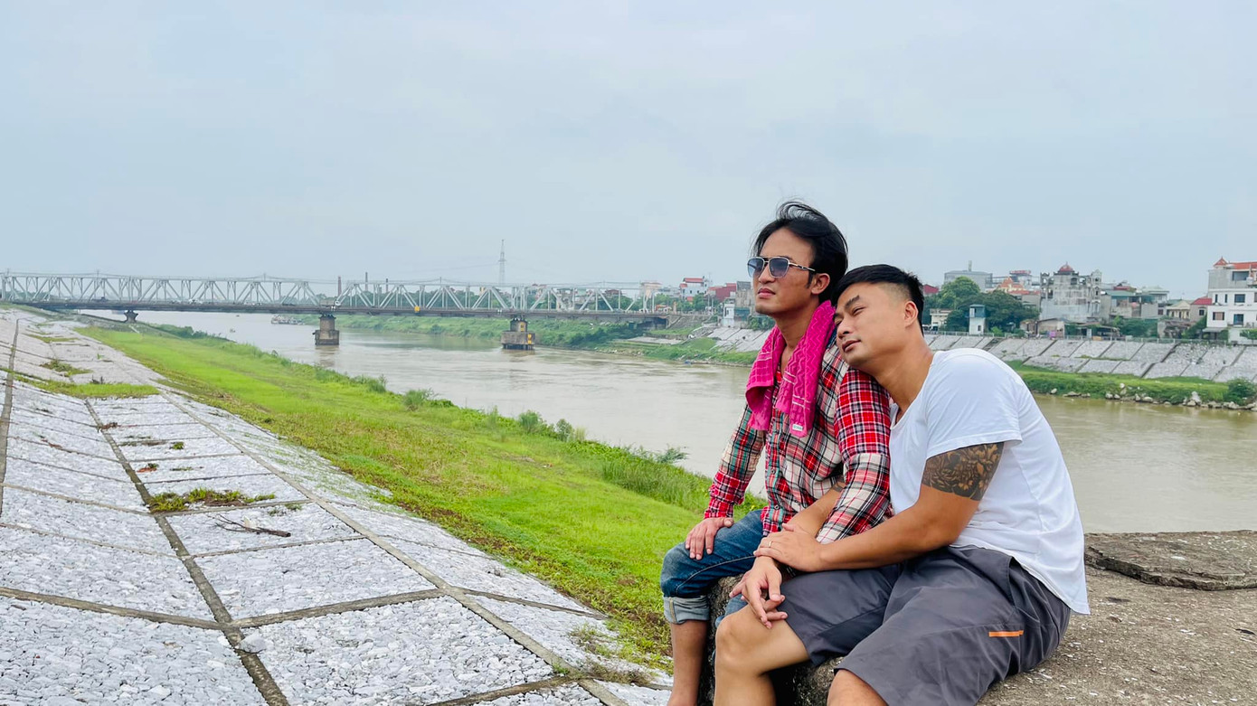 Duy Hưng và Doãn Quốc Đam thân thiết trong hậu trường phim. Hai diễn viên gắn bó với nhau từ phần đầu Phố trong làng, trước đó là Quỳnh búp bê. Duy Hưng và Doãn Quốc Đam thân thiết trong hậu trường phim. Hai diễn viên gắn bó với nhau từ phần đầu Phố trong làng, trước đó là Quỳnh búp bê.