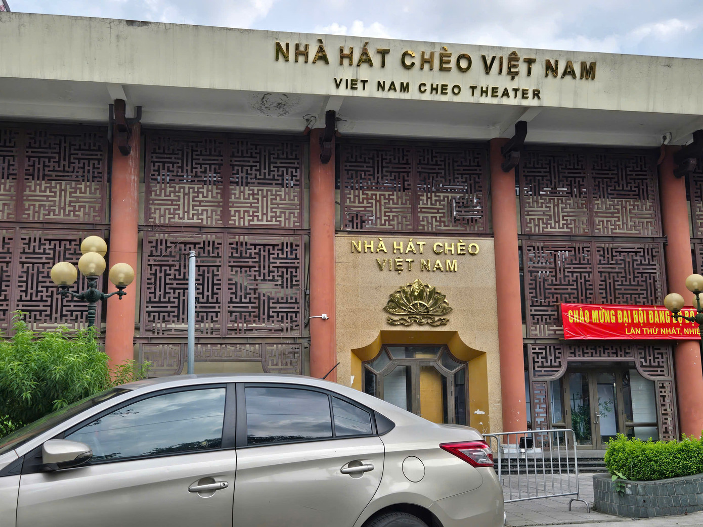 Nhà hát Chèo Việt Nam có trụ sở tại Kim Mã (Hà Nội). Cơ sở vật chất tại đây cũng khang trang, rộng rãi hơn.